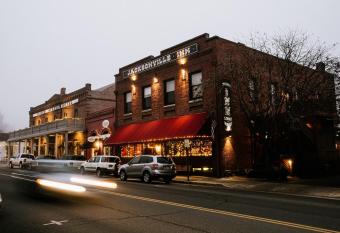 Historic Jacksonville Inn allows 18 year olds to book a room