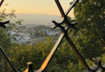 H  jik has rooms with a private hot tub