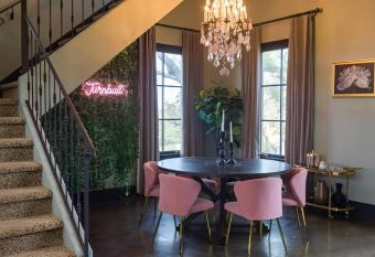 Scenic and Secluded Getaway. The Turnbull House has rooms with a private hot tub