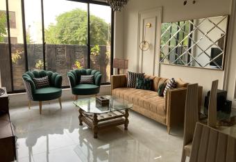 Homey Stays - 3 Bedroom Holiday Home - DHA allows 18 year olds to book a room