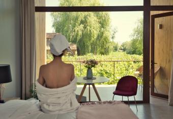 Parronales de Los Boldos has rooms with a private hot tub