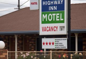 Highway Inn Motel has rooms with a private hot tub
