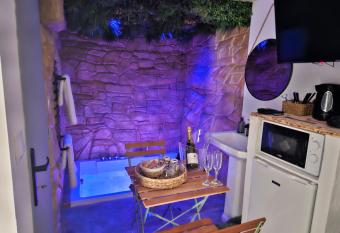 Le Qube Exotique allows 18 year olds to book a room