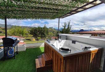 PH Guatap   has rooms with a private hot tub