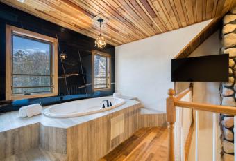 The HaAs Windham - Luxury Suites, Hot Tub, Mountain Views! has rooms with a private hot tub