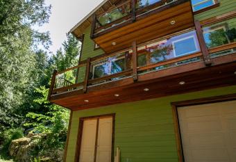 Chateau Shawnigan 2BD in West Shawn Lake has Balcony rooms