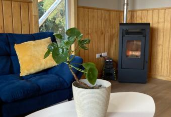 El Viloche - Tiny House has rooms with a private hot tub