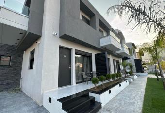 Oikos 9 Rooms and Suites has Balcony rooms