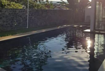 Trois Mares Zarlor - Havre de paix dans le sud has rooms with a private hot tub