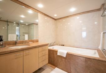 Shanghai Centre Serviced Apartment has rooms with a private hot tub