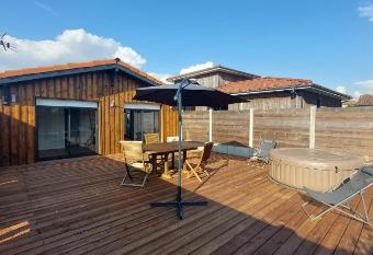 Le petit coin tranquille has rooms with a private hot tub