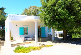 Villa Maria in Puglia con pineta vicino al mare allows 18 year olds to book a room
