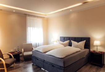 Hotel und Restaurant Peking allows 18 year olds to book a room