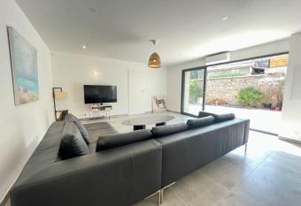 l atelier d artiste has rooms with a private hot tub