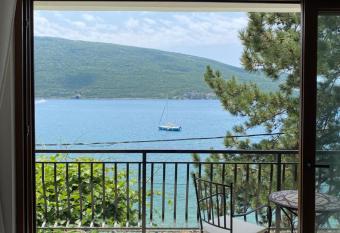 Seaside Holiday Home Maksim has Balcony rooms