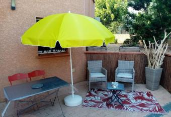 Appartement calme dans villa, piscine et spa et mer allows 18 year olds to book a room