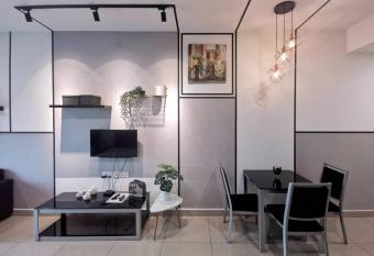 JB CozyStudio 1-3pax Business/Tourist Welcome has rooms with a private hot tub