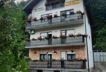 Privatni smje  taj Radi   has Balcony rooms