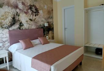 Atika & Atif - Guest House Train Station Venice has Balcony rooms