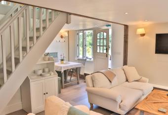 Oak Tree Hideaway has rooms with a private hot tub