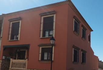 Casa El Albero (Torcal-Caminito del Rey) has rooms with a private hot tub