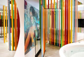 Hotel Avenue - Lovely hotel has rooms with a private hot tub