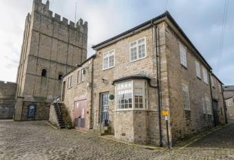 CASTLE COTTAGE 2 allows 18 year olds to book a room