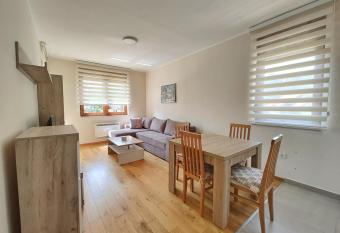 Velika Recepcija 28 has rooms with a private hot tub