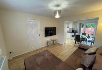 Gorgeous 3 bed property in MK has Balcony rooms