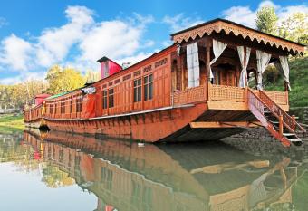 OYO Flagship 83408 Hb Shaheen allows 18 year olds to book a room