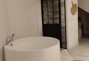 Rez de jardin a 2 km de la plage has Balcony rooms