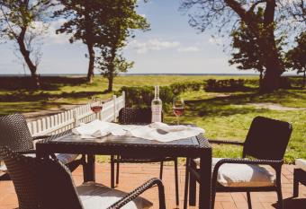 Gut Oehe has Balcony rooms