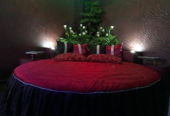 DEVILTHON SUITE NETTUNO allows 18 year olds to book a room