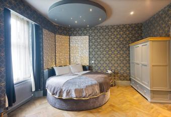 Falls of Lora Hotel has rooms with a private hot tub