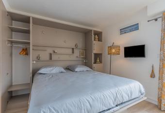 l aiguillon has Balcony rooms