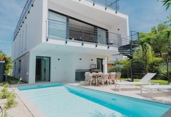 Villa Cordouan has Balcony rooms