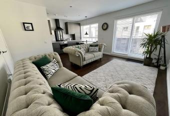 Ultra Modern 2 Bed Modern Apartment in Edinburgh has Balcony rooms