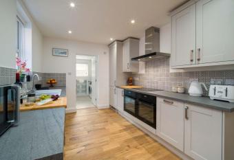 3 Anzac Cottage has Balcony rooms