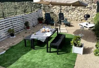 Casa Osiride con giardino privato e barbecue allows 18 year olds to book a room