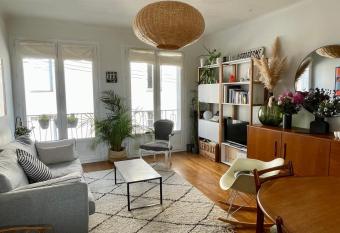 Apartment near the Jardin des plantes allows 18 year olds to book a room