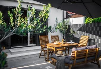 Baraka has rooms with a private hot tub