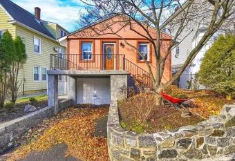 Entire Modern 1 Fam house/ 7 min walk to NYC Train has Balcony rooms