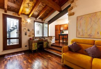 La Terrazza Apartment - Smart Holiday has Balcony rooms