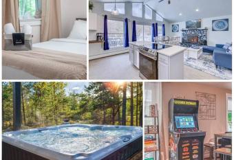 Zen Family Stay~Hot Tub~Game Room~Pool~Fire Pit~EV has Balcony rooms