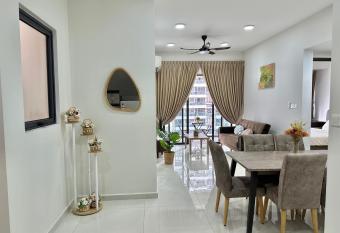 Japandi @Country Garden Danga Bay has rooms with a private hot tub