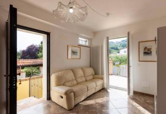 Casa Valentina, casa intera vicino al mare has Balcony rooms