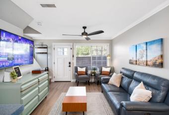 Fun2b1.5ba-central Mesa-community pool/spa has rooms with a private hot tub