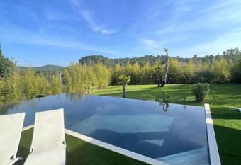 Magnifique villa avec piscine    d  bordement has Balcony rooms