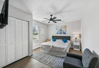 Sunset pool home on water near beach & Manasota Key allows 18 year olds to book a room