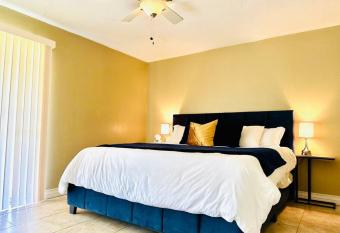 Modern aptIKing BedIFree parkingIWIFI allows 18 year olds to book a room